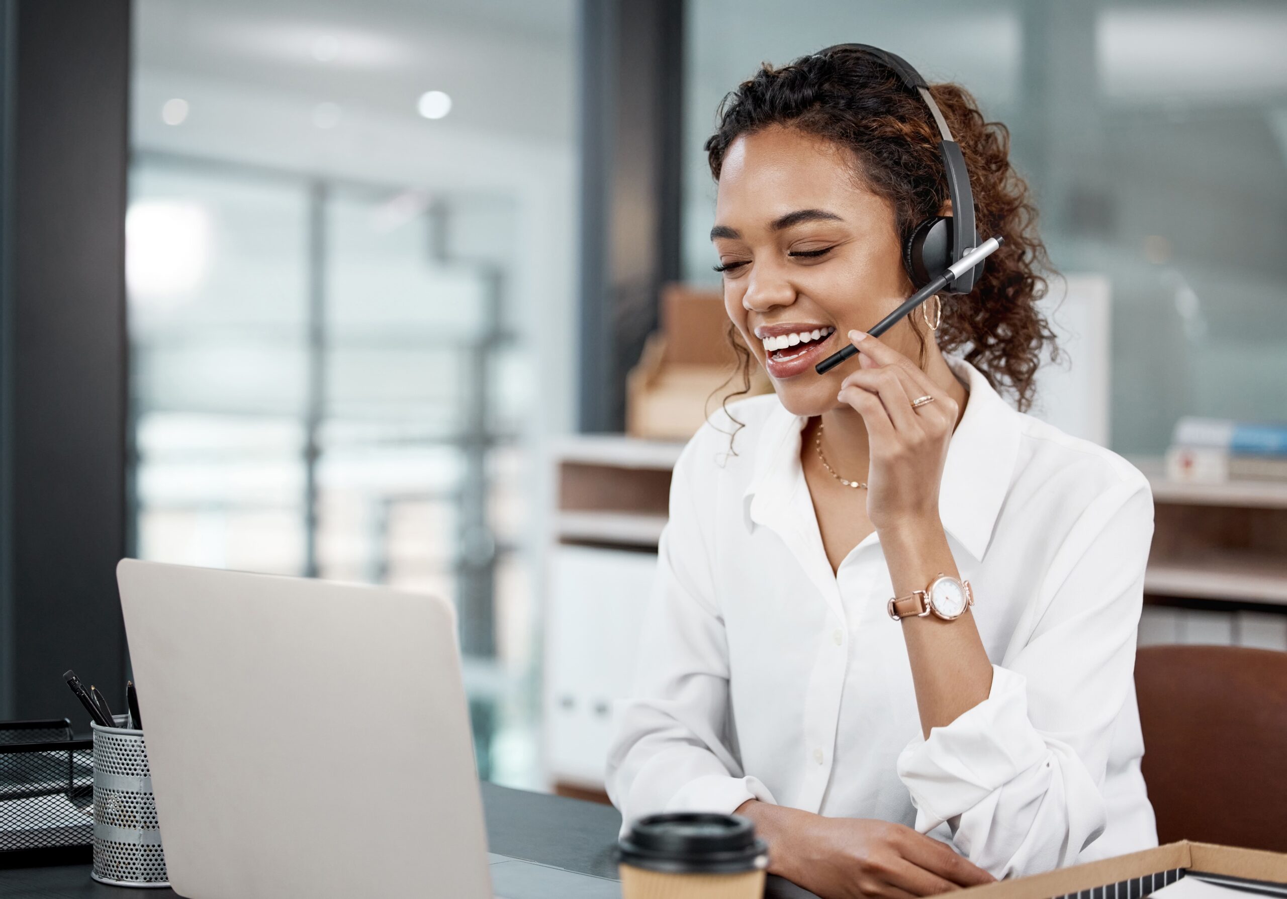 Leveraging Nonverbal Communication in Virtual Customer Service - customer service agent using nonverbal communication techniques to speak to a customer